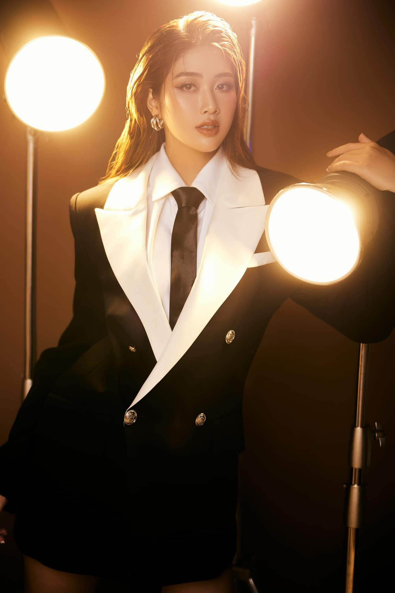 Có thể nói, so với những hình ảnh dịu dàng và nền nã trước đây thì người đẹp đã có sự 'lột xác' vô cùng ấn tượng.