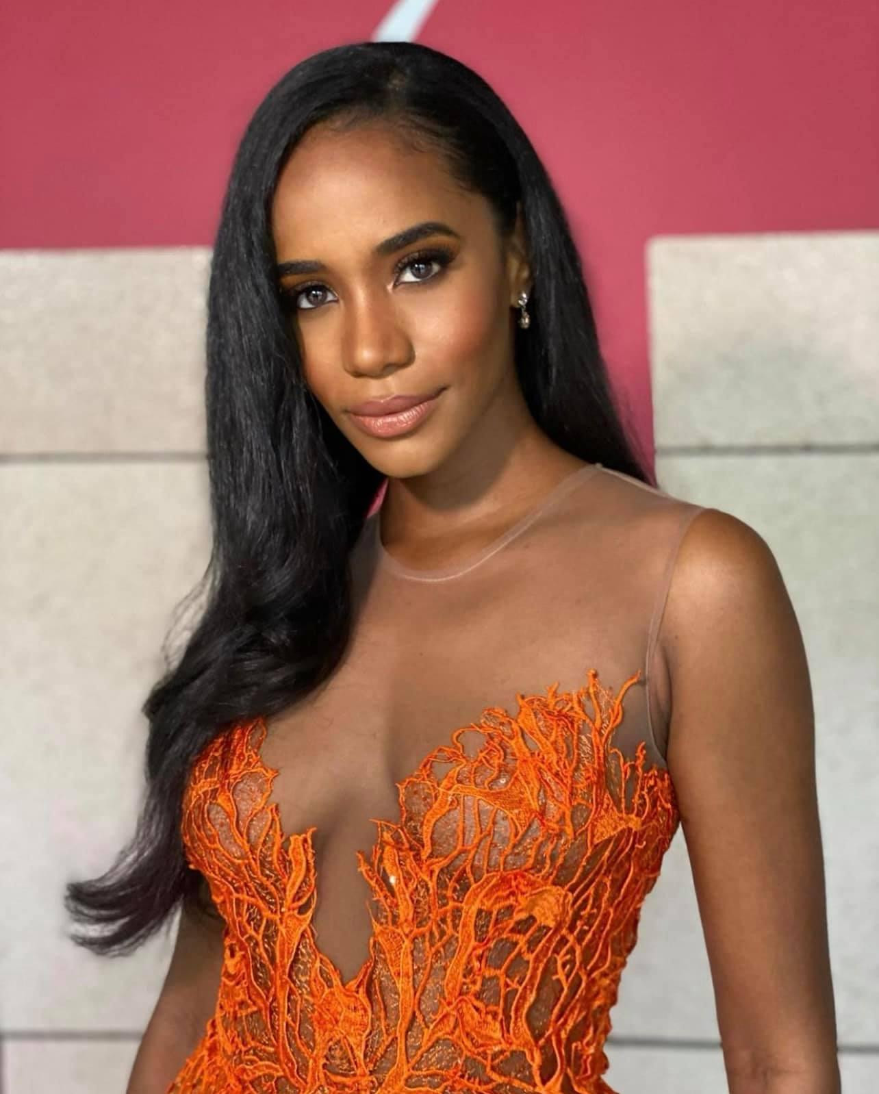 Người đẹp cũng không ngần ngại diện những thiết kế xuyên thấu khoe vòng một nóng bỏng.