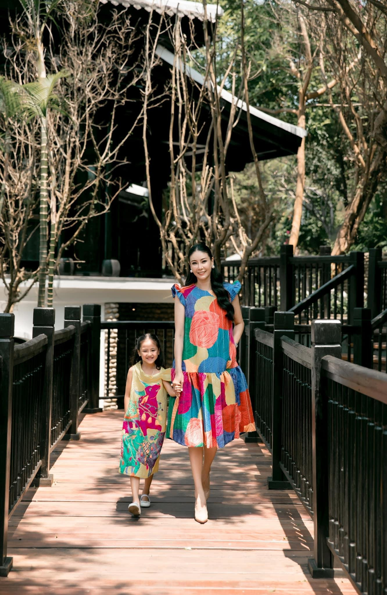 Hoa hậu Việt Nam 1992 và cô con gái út thường xuyên diện đồ đôi khi xuất hiện trước công chúng. Hoa hậu Việt Nam 1992 và cô con gái út thường xuyên diện đồ đôi khi xuất hiện trước công chúng.