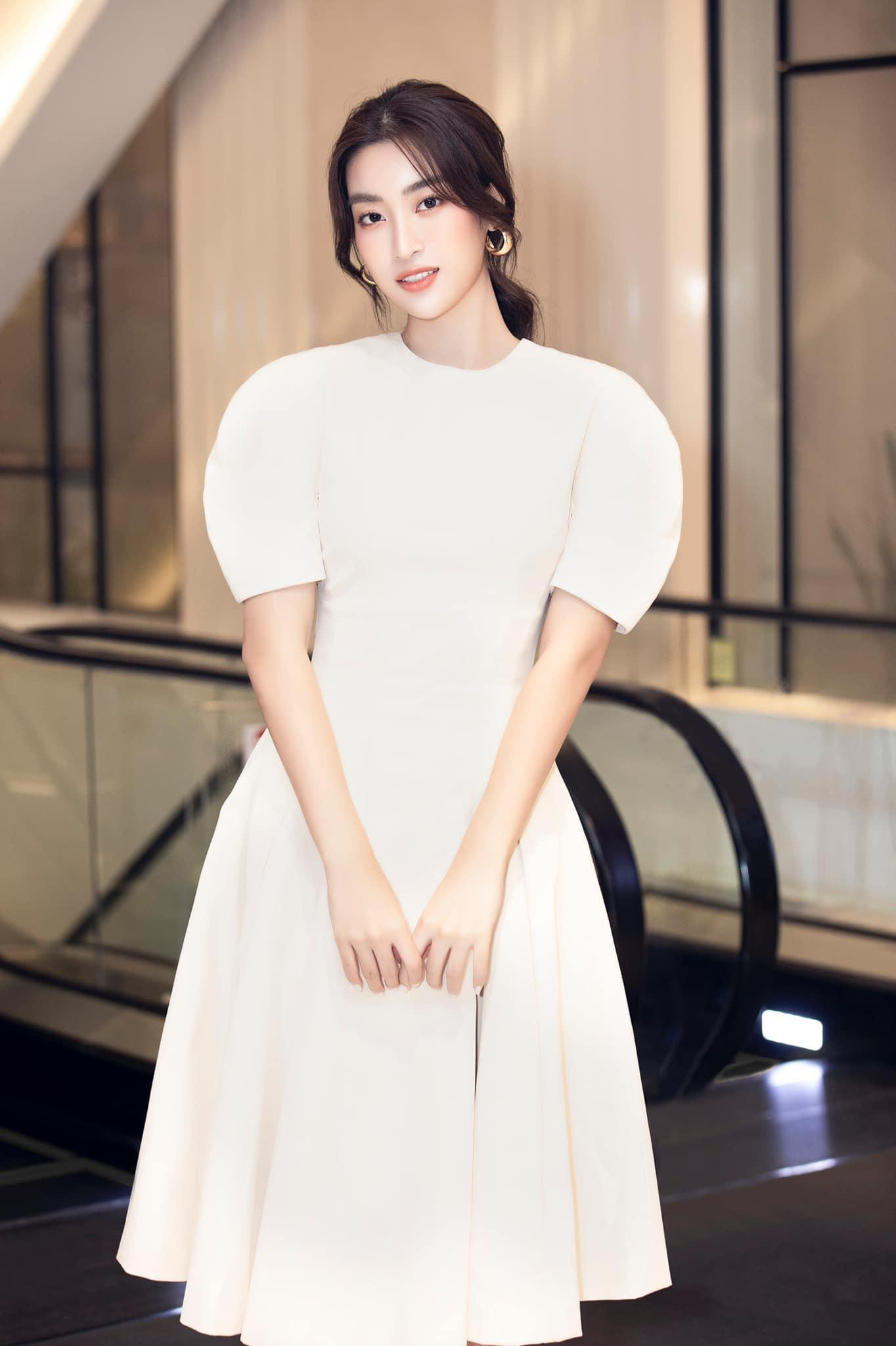 Hoa hậu Mỹ Linh thanh lịch và nền nã với gam màu trắng tao nhã.