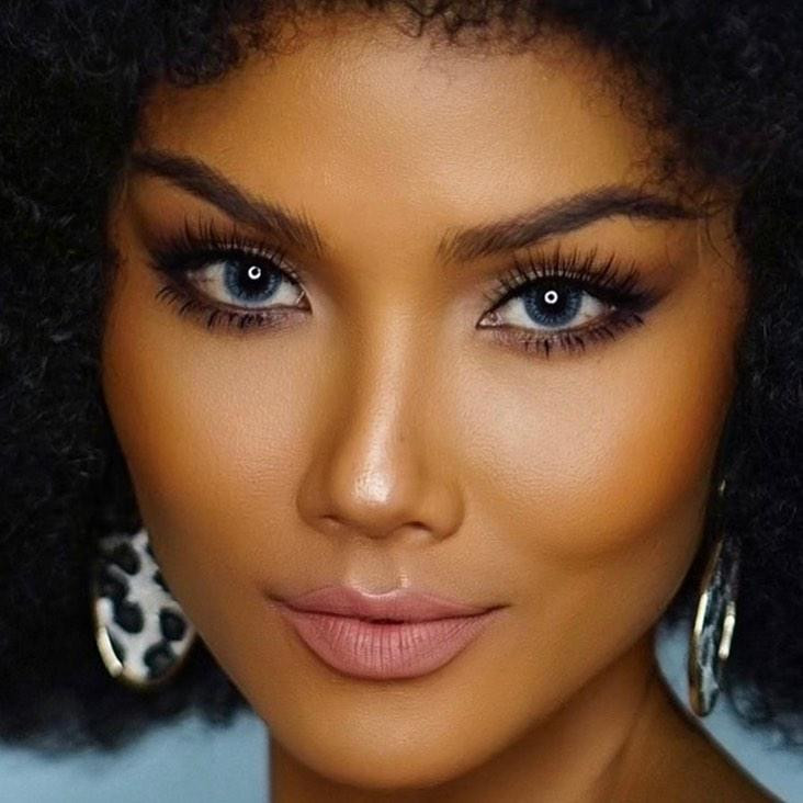 Hoa hậu H'Hen Niê hoá thân thành búp bê da màu với mái tóc xù mì cá tính. Hoa hậu H'Hen Niê hoá thân thành búp bê da màu với mái tóc xù mì cá tính.