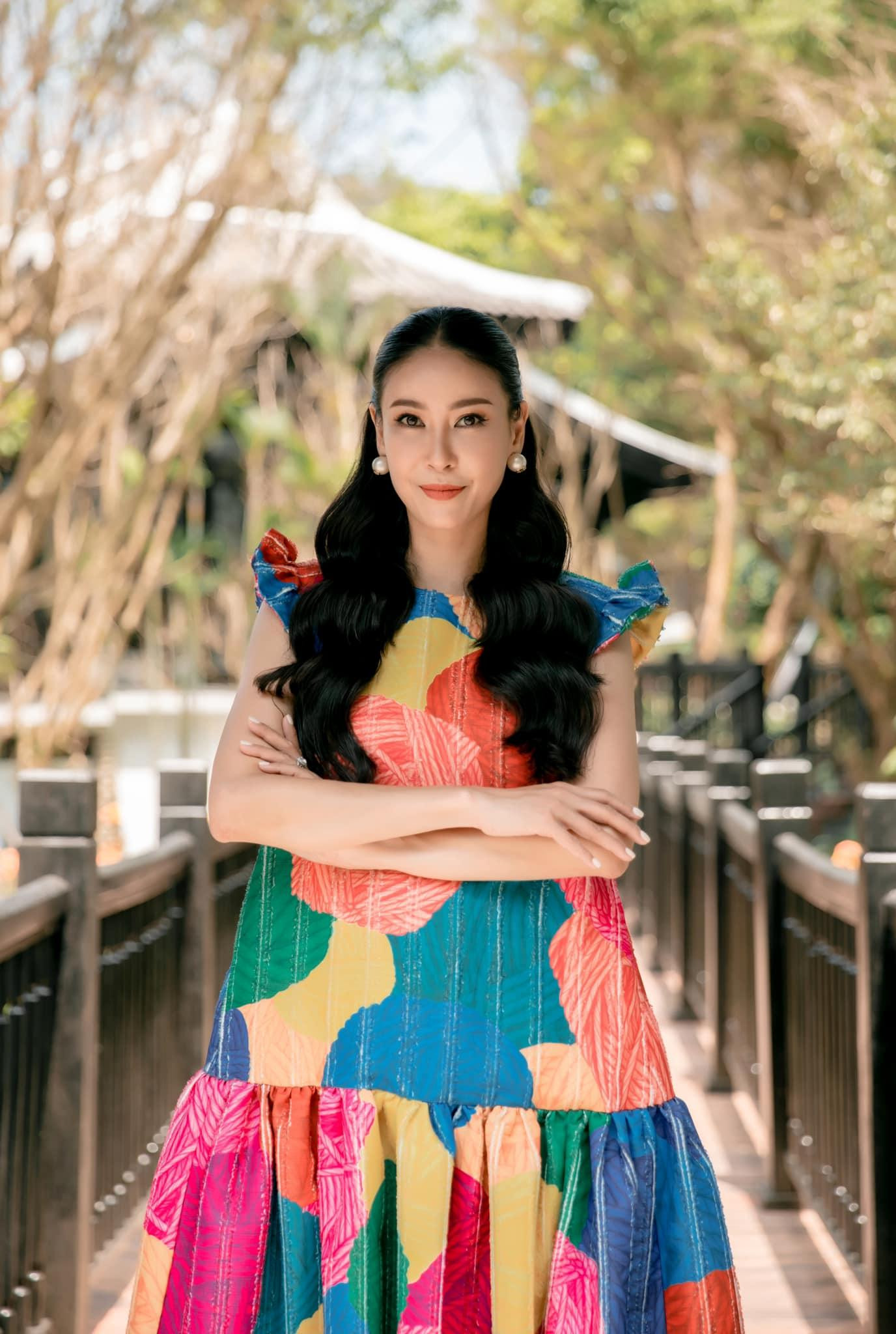 Hoa hậu Hà Kiều Anh khoe nhan sắc rực rỡ, trẻ trung hơn tuổi thật khi diện bộ váy xuông có hoạ tiết và màu sắc rực rỡ. Hoa hậu Hà Kiều Anh khoe nhan sắc rực rỡ, trẻ trung hơn tuổi thật khi diện bộ váy xuông có hoạ tiết và màu sắc rực rỡ.