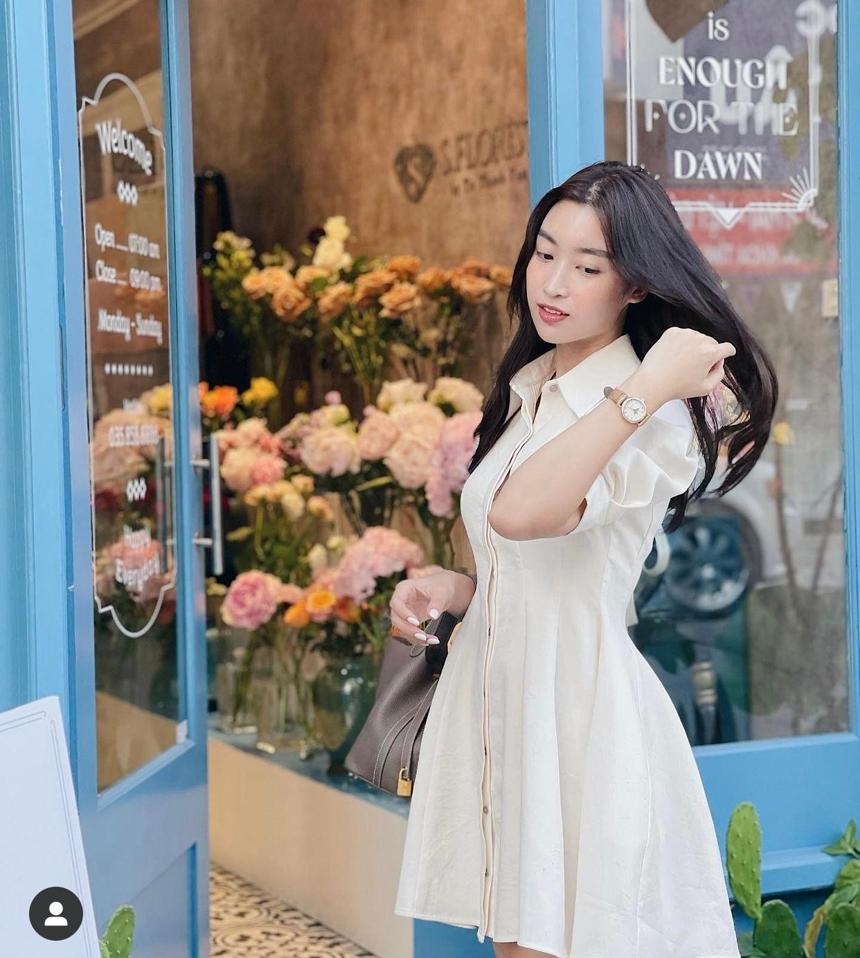 Hoa hậu Mỹ Linh đẹp tựa nàng thơ với set đồ trắng duyên dáng.