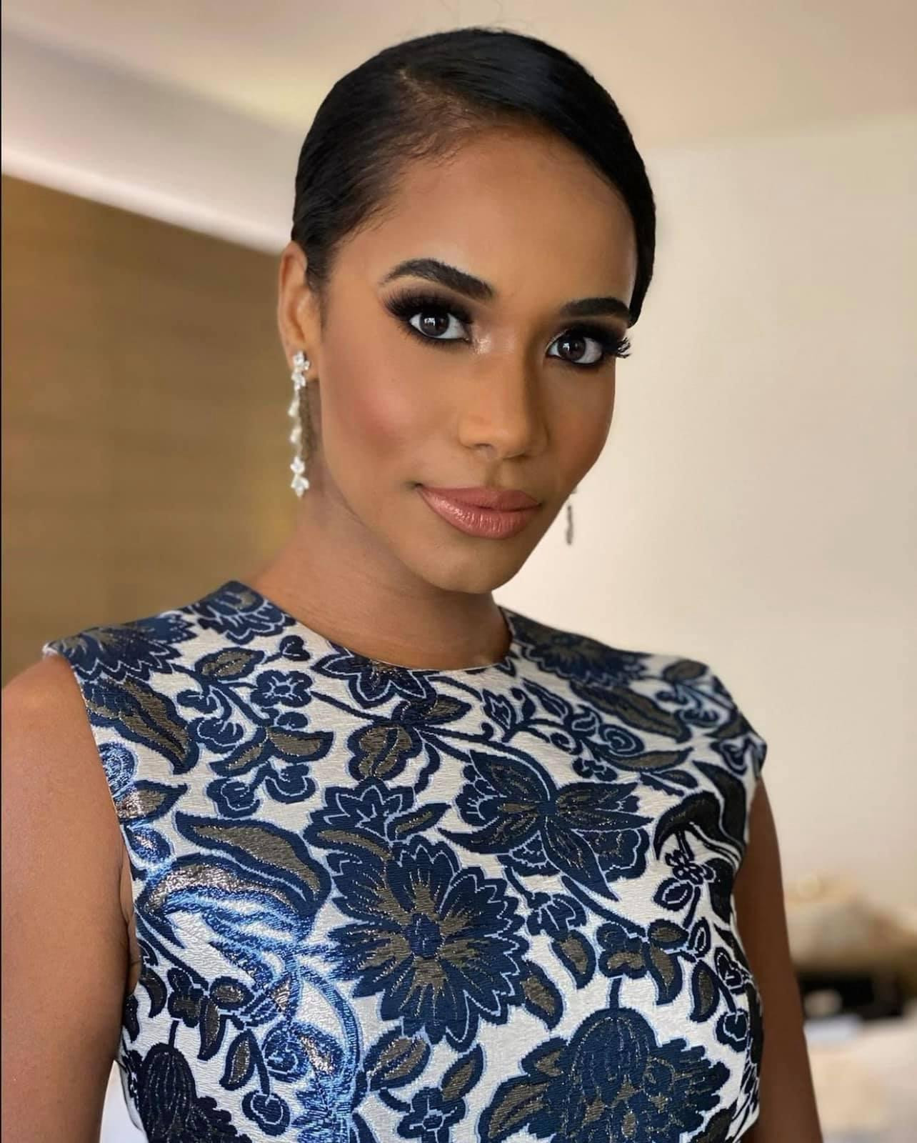 Toni-Ann Singh cũng rất chịu khó biến hoá với nhiều lay-out make-up và làm tóc khác nhau chứ không chỉ cố định ở kiểu tóc xoăn xù mì đặc trưng của cô.