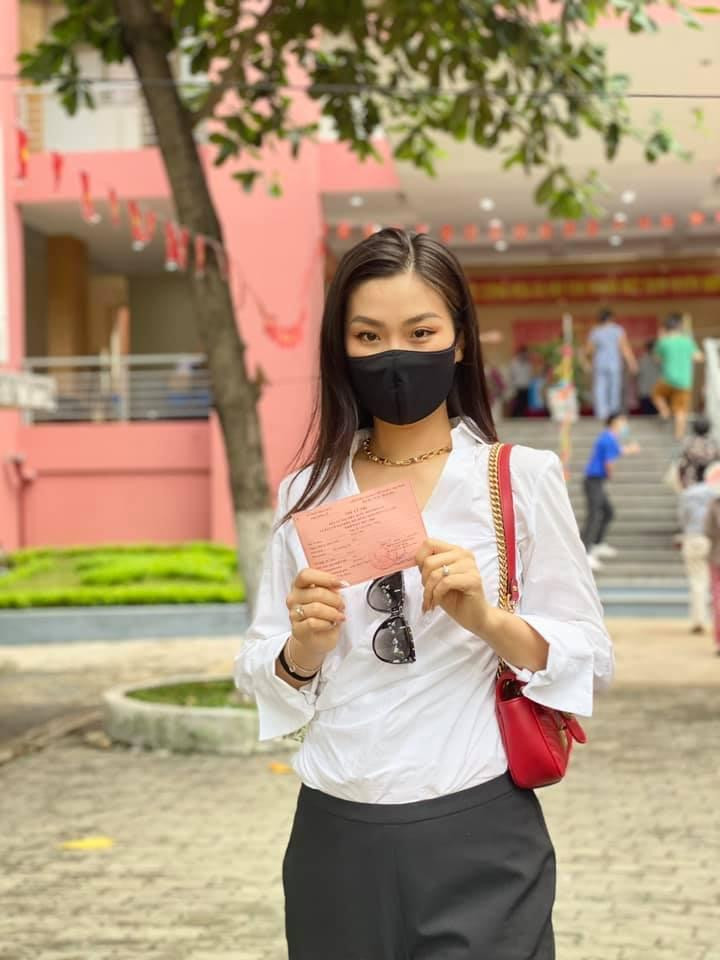 Á hậu Diễm Trang chia sẻ cảm xúc bồi hồi khi cầm trên tay lá phiếu bầu cử. Cô đã dậy từ rất sớm để chuẩn bị cho sự kiện quan trọng này.