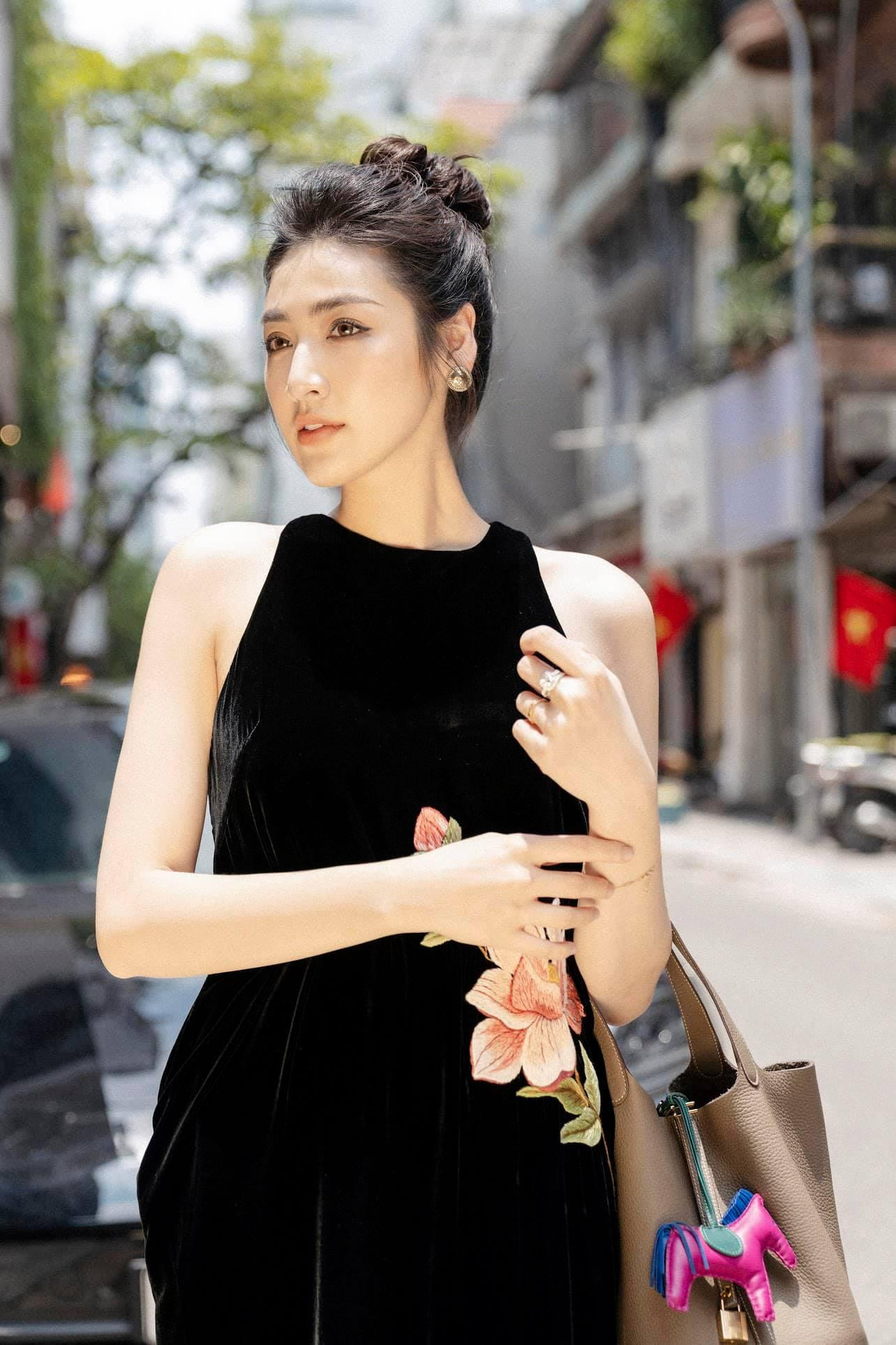 Á hậu Tú Anh khoe vai trần quyến rũ trên phố khi diện váy nhung thêu hoa tinh xảo.
