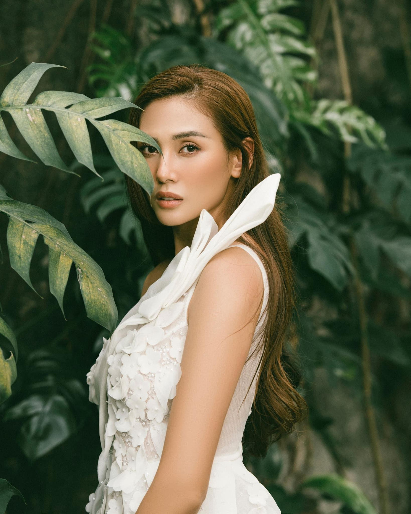 Siêu mẫu, Á hậu Võ Hoàng Yến đẹp tựa nàng thơ với vẻ đẹp trong veo, tinh khôi.