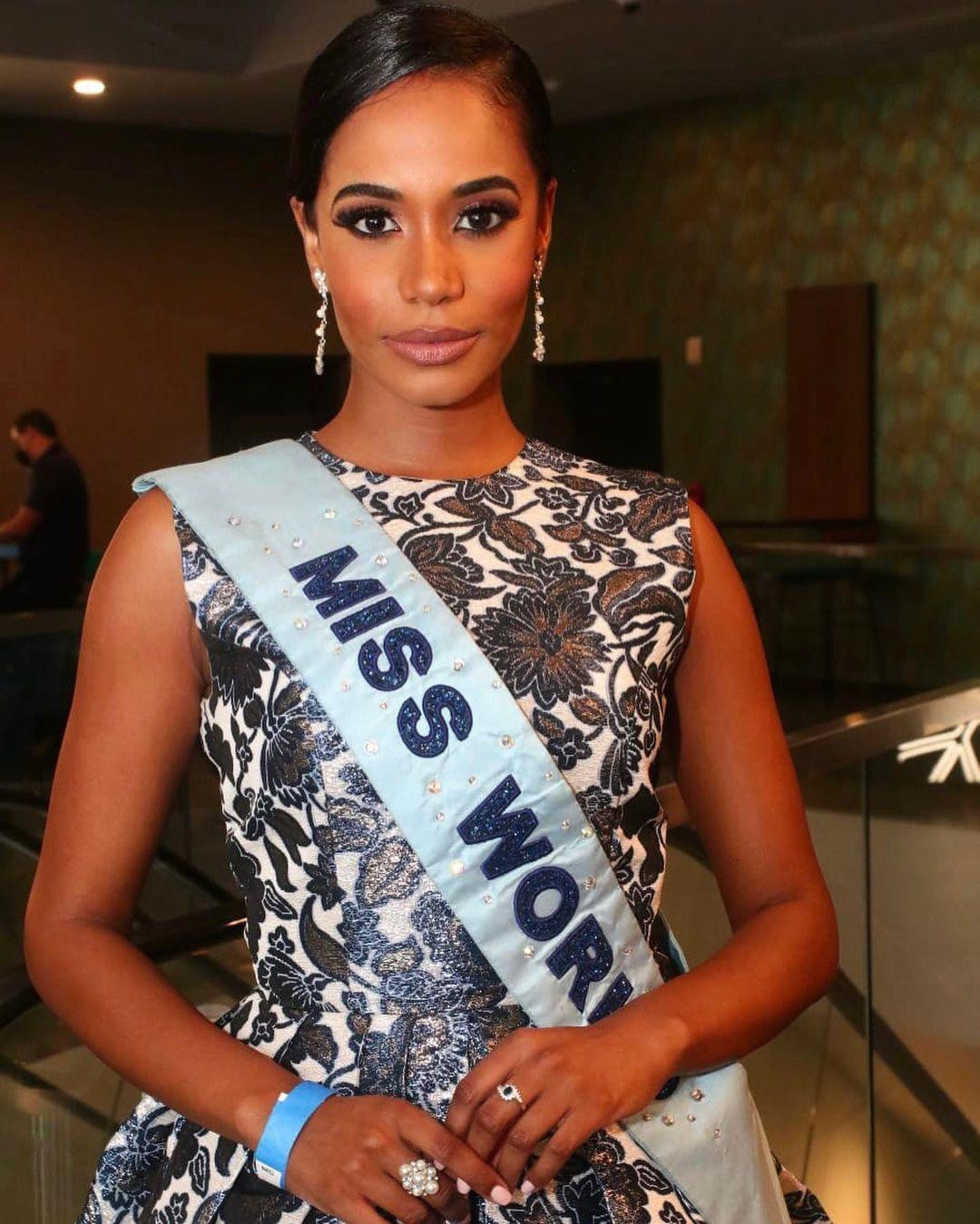 Đặc biệt, khán giả đánh giá rất cao ở thần thái ngày càng kiêu sa, chuyên nghiệp của người đẹp. Có thể thấy mặc dù trong gần 2 năm đương nhiệm không tham gia qúa nhiều hoạt động vì dịch bệnh nhưng Toni-Ann Singh vẫn giữ được phong thái cuốn hút của mình.