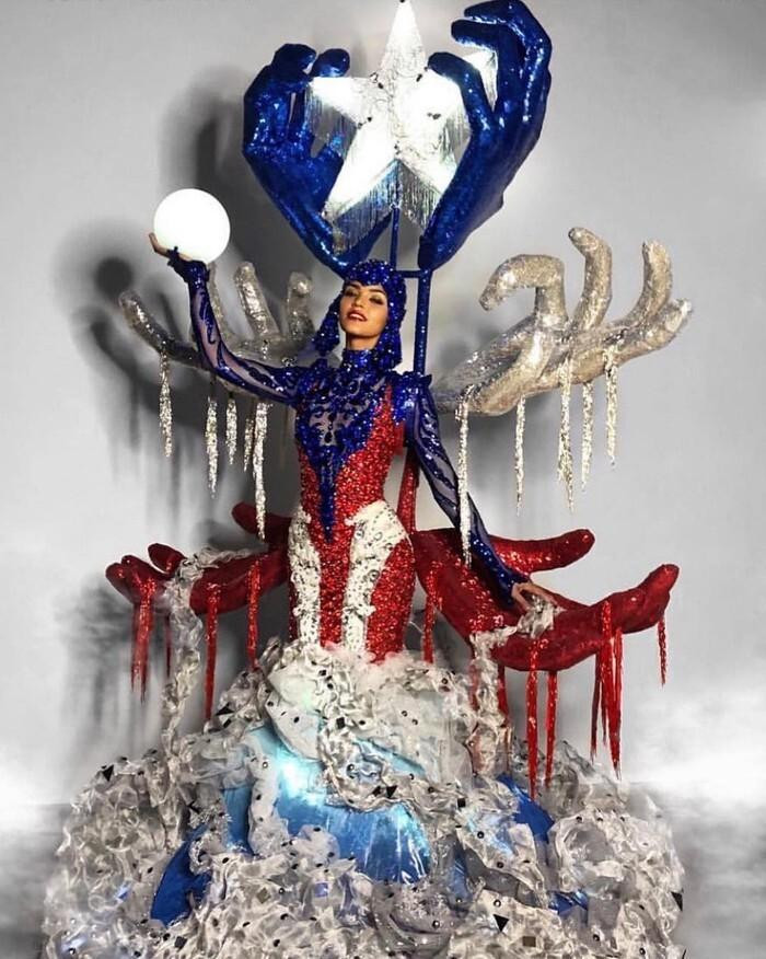 Hoa hậu Puerto Rico tại cuộc thi Miss Universe 2018 đã mang tới bộ trang phục cầu kỳ với chi tiết mô phỏng những bàn tay với kích thước lớn. Cô cho biết guồn cảm hứng của trang phục này là "sức mạnh trong tinh thần của người Puerto Rico khi đối mặt với tai ương".