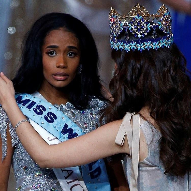 Ngày 14/12/2019, cô gái da màu Toni-Ann Singh chính thức được xướng tên trong sự ngơ ngác khi trở thành tân Hoa hậu Thế giới 2019. Có lẽ ở thời điểm đó, ngay cả người đẹp cũng không ngờ mình lại dành được chiếc vương miện cao quý về cho quê hương Jamaica sau 26 năm chờ đợi.