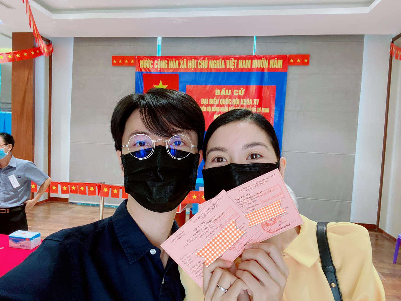 Vợ chồng Á hậu Thuý Vân dậy từ rất sớm để cùng nhau đi bầu cử.