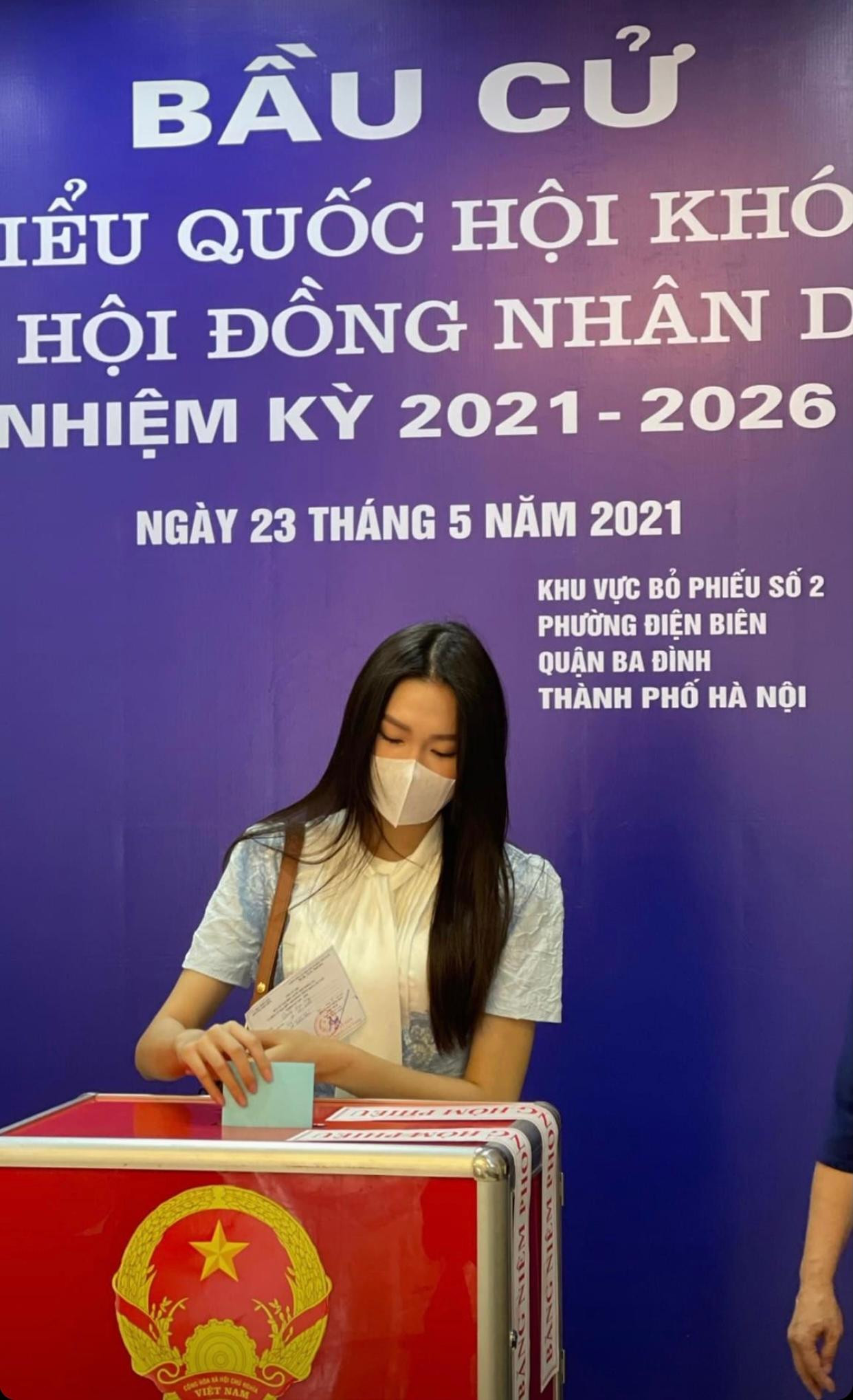 Người đẹp Tài năng Doãn Hải My đi bầu cử tại khu vực quận Ba Đình, Hà Nội.