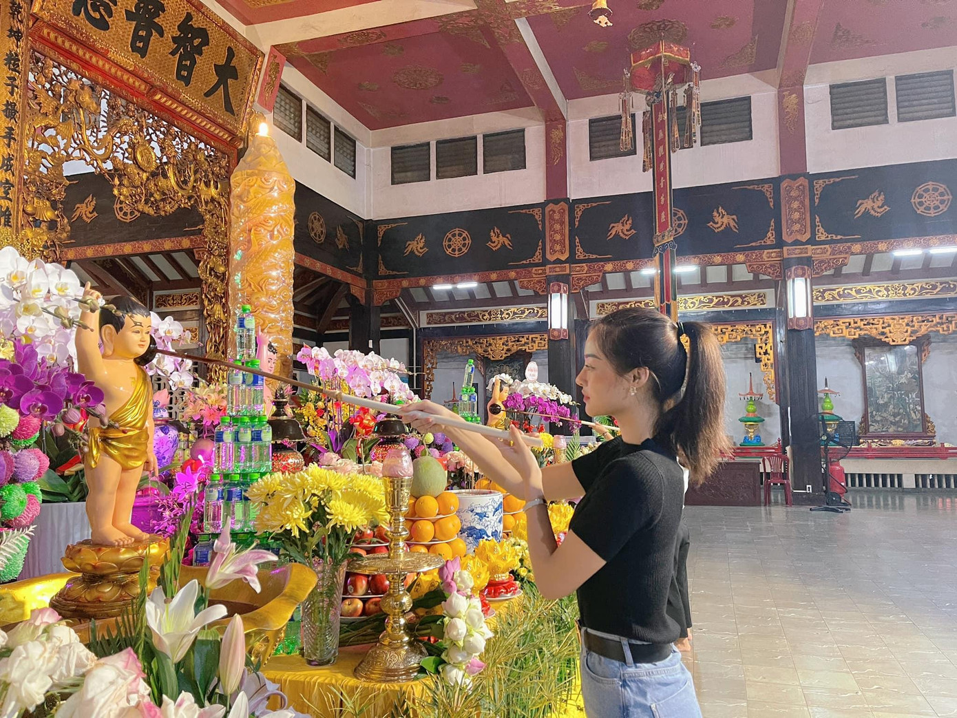 Á hậu Kiều Loan thực hiện nghi lễ tắm Phật trong dịp lễ Phật Đản.