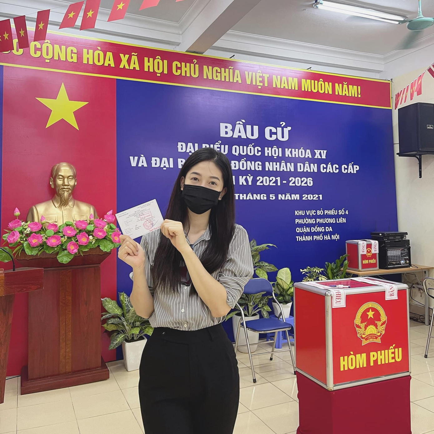 Á hậu Phương Nga háo hức khi lần đầu đi bầu cử. Á hậu Phương Nga háo hức khi lần đầu đi bầu cử.