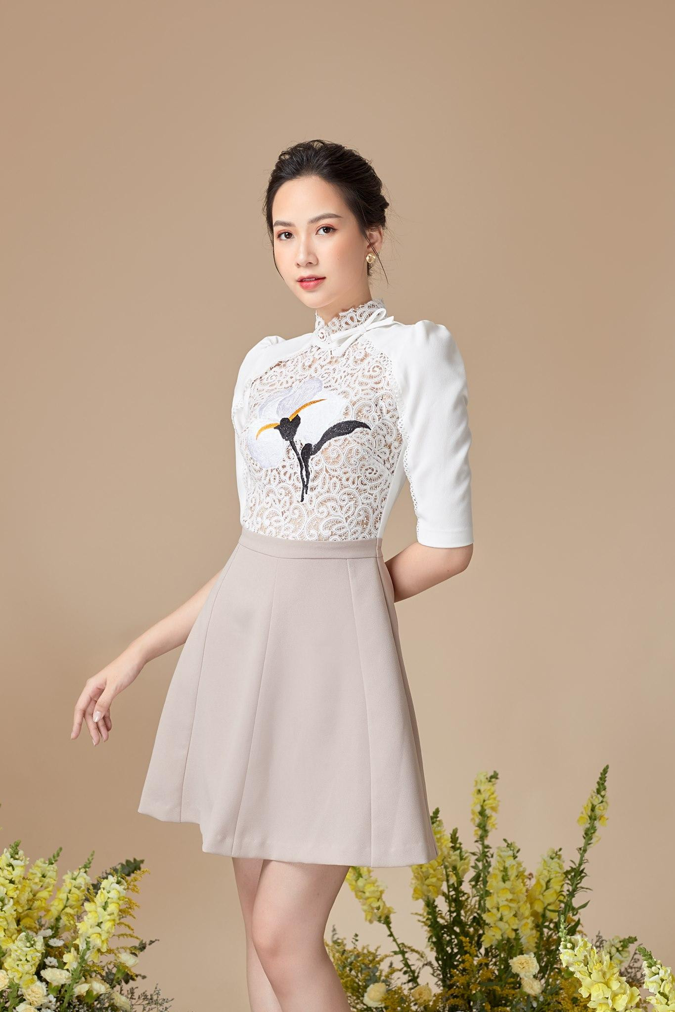 Sở hữu gương mặt xinh đẹp, thanh thoát nên Phương Quỳnh rất phù hợp với những bộ váy áo thanh lịch và nhẹ nhàng. Sở hữu gương mặt xinh đẹp, thanh thoát nên Phương Quỳnh rất phù hợp với những bộ váy áo thanh lịch và nhẹ nhàng.