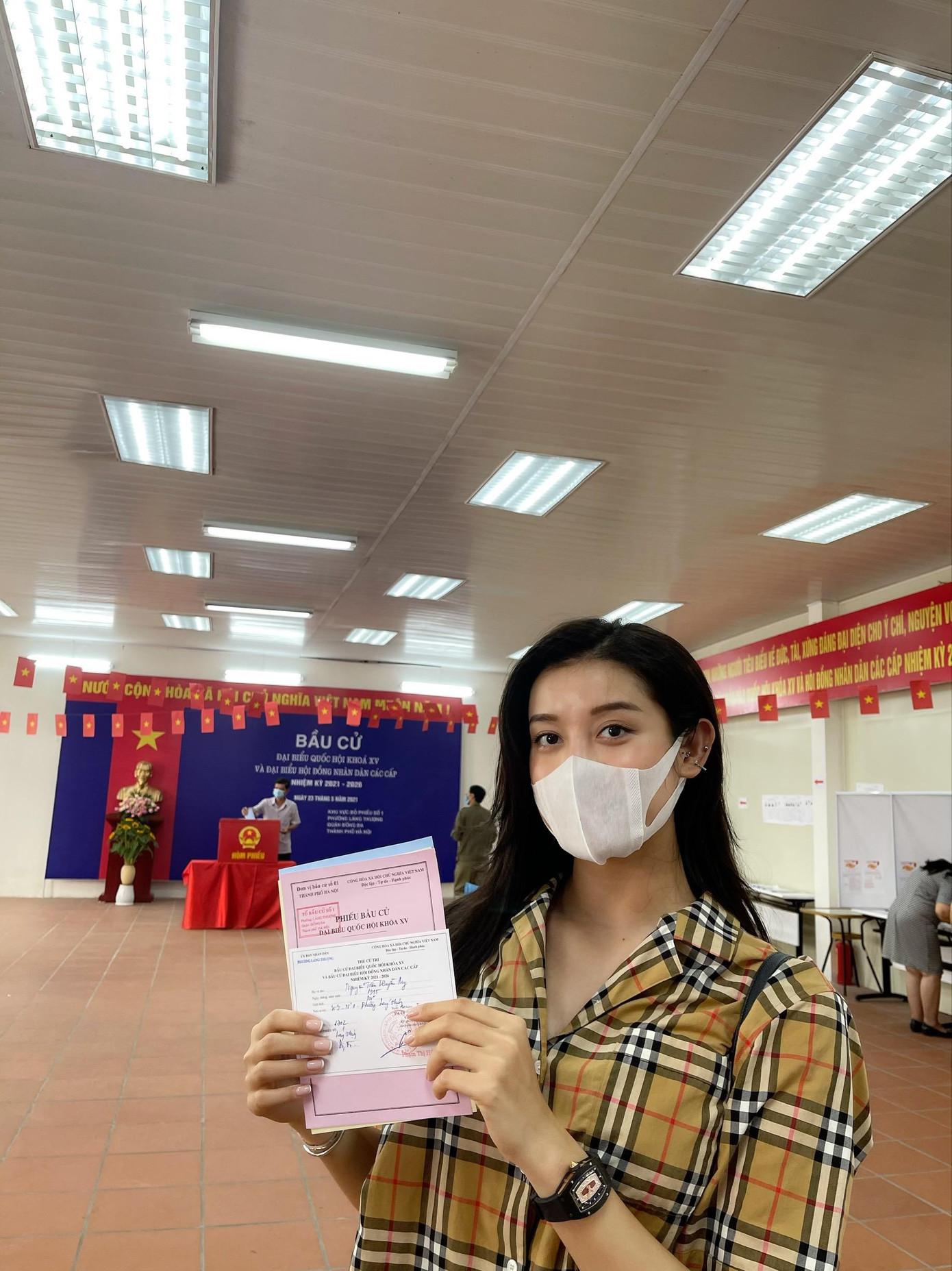 Á hậu Huyền My đi bầu cử tại khu vực cư trú ở Hà Nội cùng gia đình. Người đẹp sinh năm 1995 thấy rất háo hức khi có cơ hội cùng với các đoàn viên thanh niên trên cả nước tham gia vào "ngày hội non sông". Giữa tình hình dịch bệnh đang diễn biến phức tạp, Á hậu Việt Nam 2014 không quên gửi gắm tới các cử tri trẻ lời nhắc nhở hãy đảm bảo an toàn và thực hiện nghiêm túc khuyến cáo 5K của Bộ Y tế.