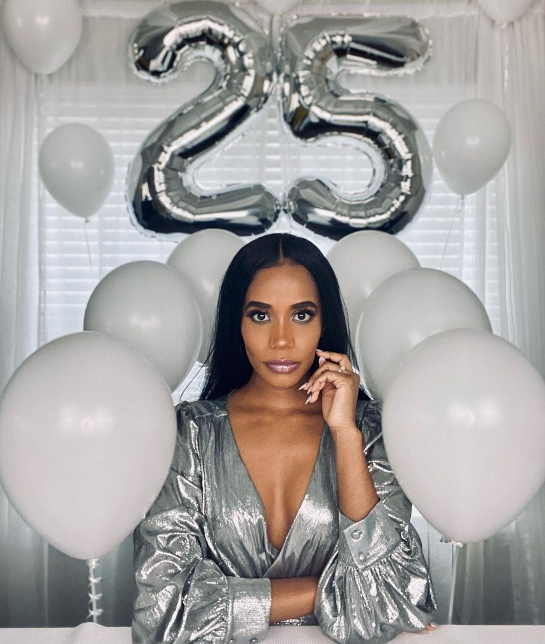 Người đẹp cũng có sự thay đổi lớn về phong cách thời trang chứ không còn đơn điệu và có phần sến sẩm như trước đây. Trong bữa tiệc sinh nhật đón tuổi 25 cách đây không lâu, Toni-Ann Singh diện bộ váy ánh bạc lấp lánh với chi tiết xẻ ngực sâu cực kỳ sành điệu, nóng bỏng.