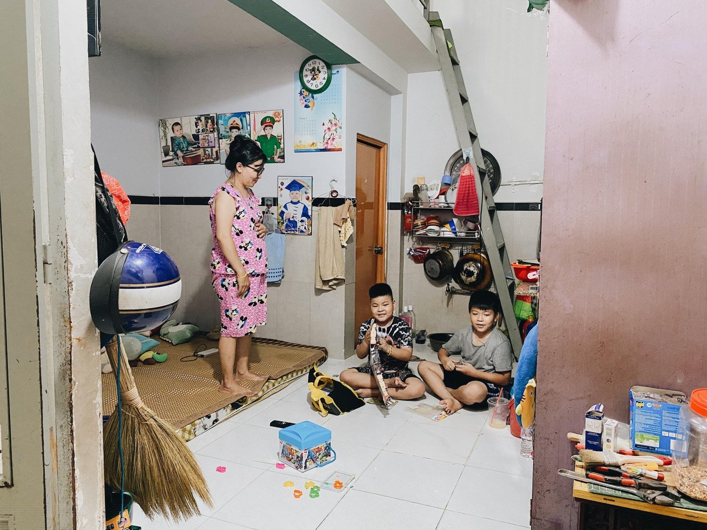 Căn trọ nhỏ chưa được 20m2 mà cả gia đình 4 người đang sinh sống suốt 6 năm qua.