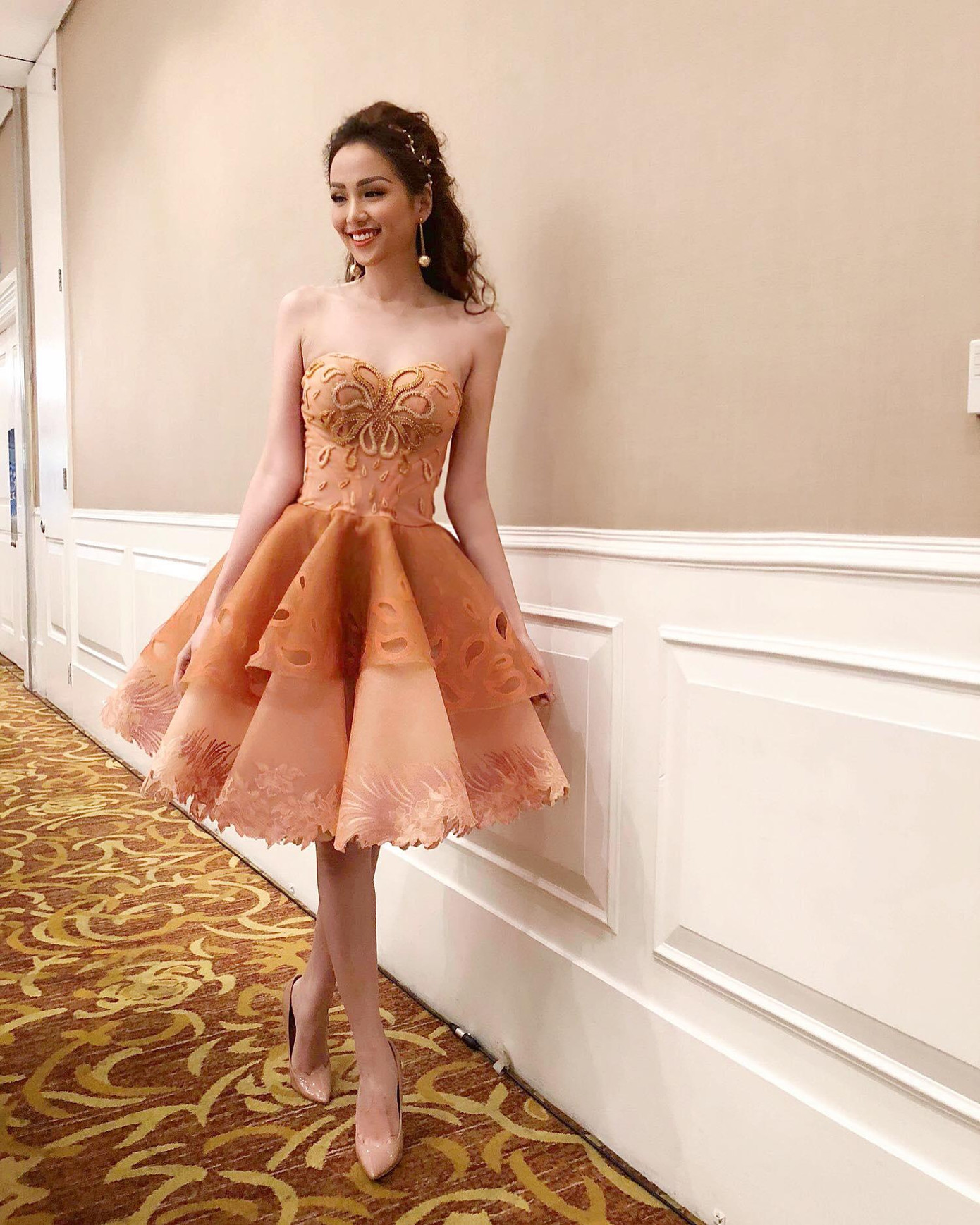 Hoa hậu Diễm Hương diện đầm cúp ngực yêu kiều như một nàng công chúa kiều diễm. Hoa hậu Diễm Hương diện đầm cúp ngực yêu kiều như một nàng công chúa kiều diễm.