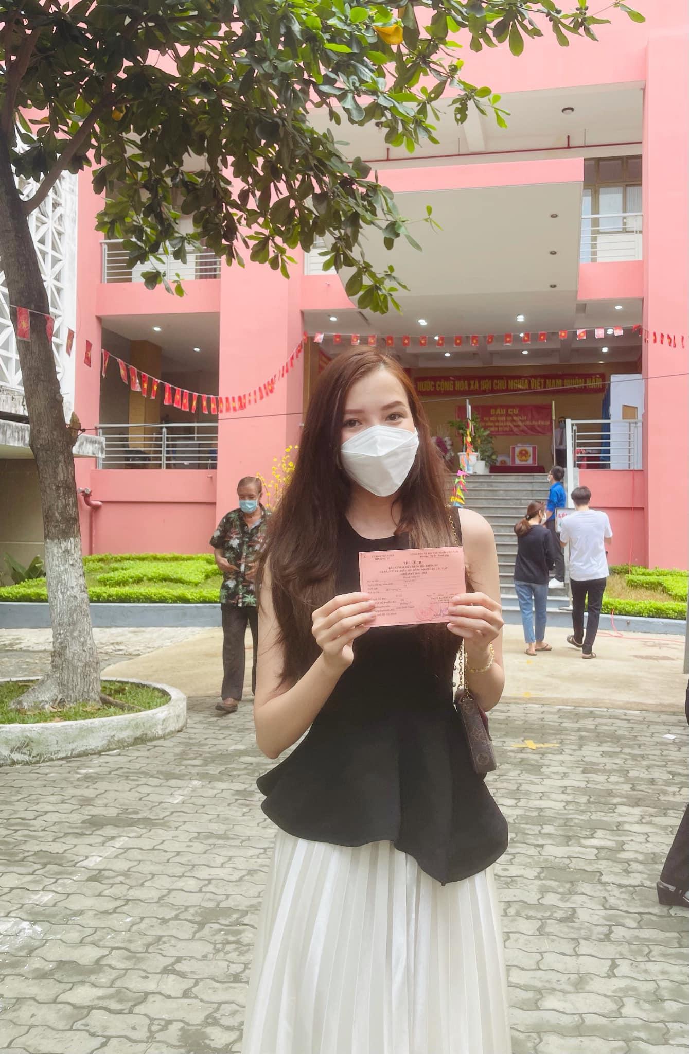 Hoa khôi Cần Thơ Huỳnh Thuý Vi cũng rất vui mừng được hoà chung 'ngày hội non sông' của toàn dân.