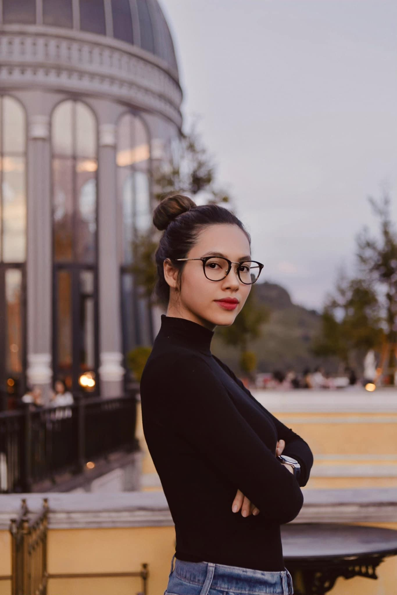 Á hậu Hoàng My diện trang phục kín đáo nhưng vẫn hút hồn bởi nhan sắc xinh đẹp và thần thái kiêu sa. Á hậu Hoàng My diện trang phục kín đáo nhưng vẫn hút hồn bởi nhan sắc xinh đẹp và thần thái kiêu sa.