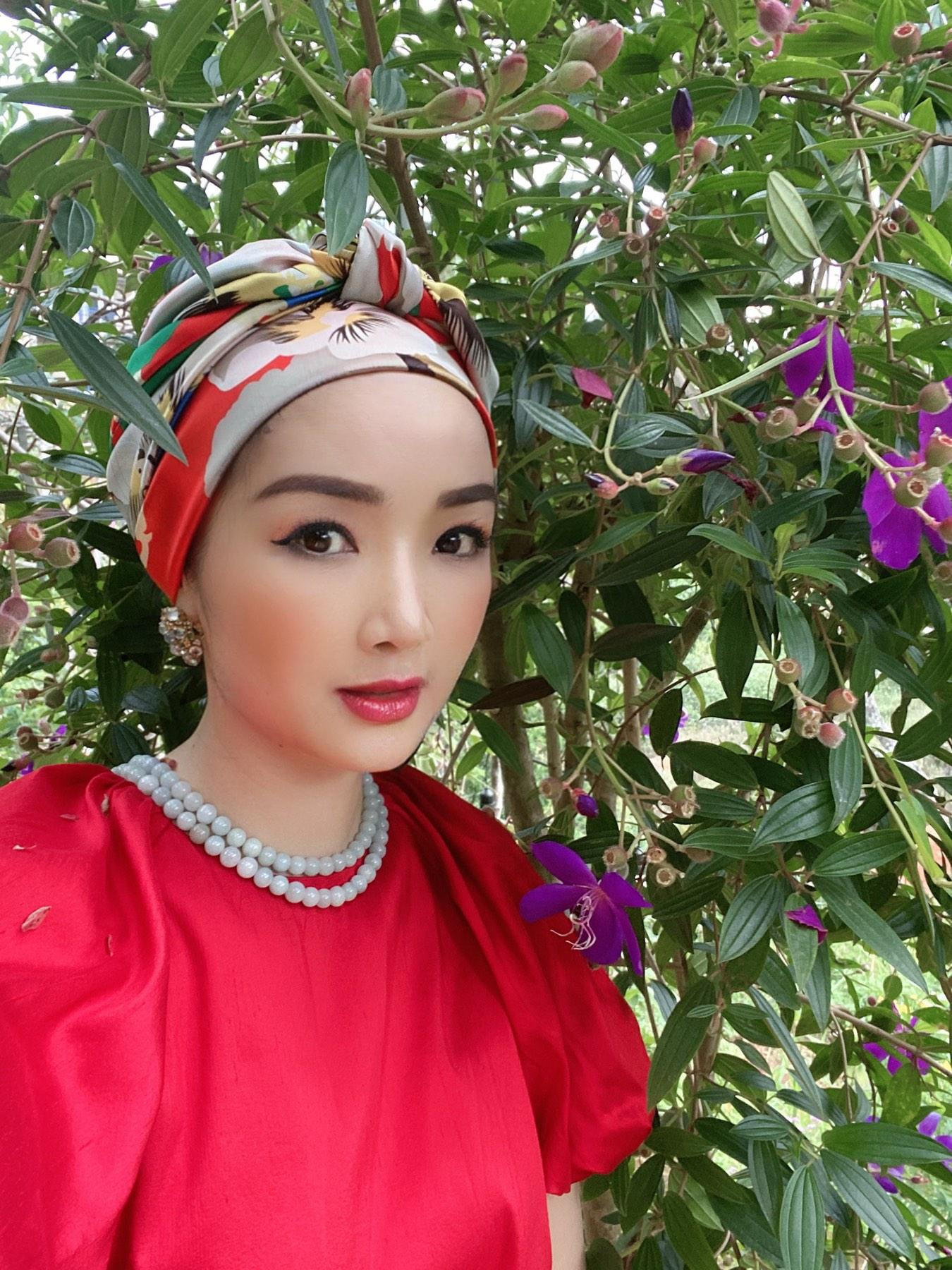 Hoa hậu Đền Hùng Giáng My sang trọng, nổi bật trong gam màu đỏ rực rỡ. Hoa hậu Đền Hùng Giáng My sang trọng, nổi bật trong gam màu đỏ rực rỡ.