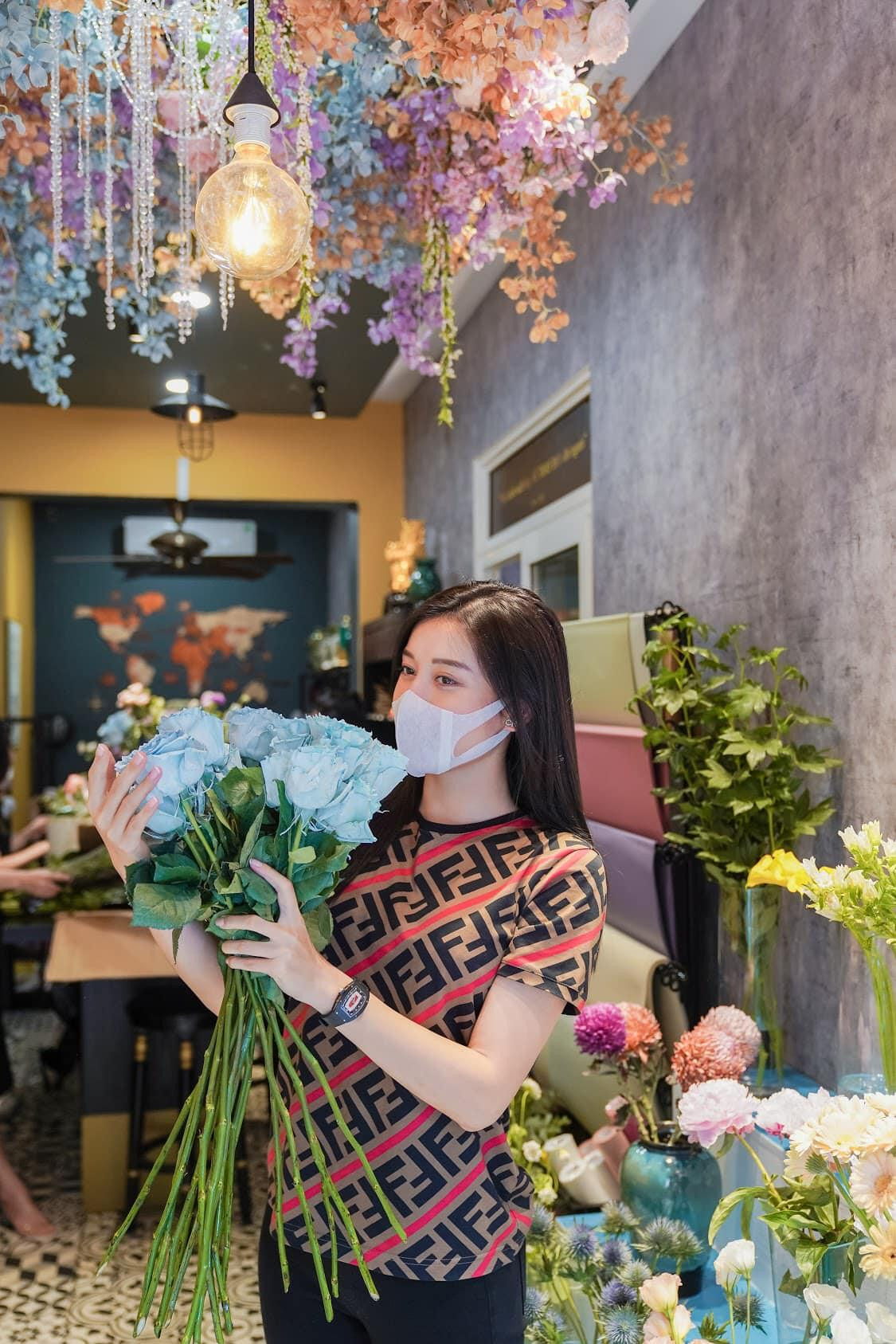 Á hậu Huyền My ăn mặc giản dị khi đi chọn hoa tươi.