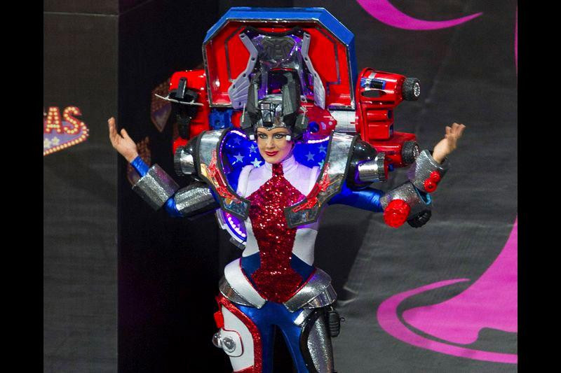 Trang phục dân tộc của Hoa hậu Mỹ tại cuộc thi Miss Universe 2013 lấy cảm hứng từ người máy trong bộ phim nổi tiếng "Transformer", nhằm ca ngợi những năng lực tiềm ẩn của người phụ nữ.