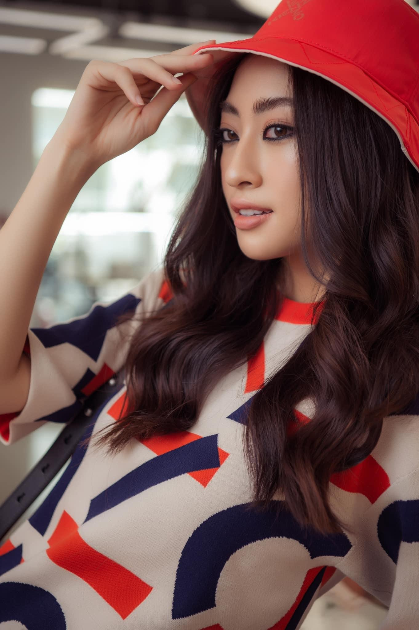 Hoa hậu Lương Thuỳ Linh xinh đẹp, ấn tượng trong bộ trang phục rực rỡ sắc màu với hoạ tiết lạ mắt. Hoa hậu Lương Thuỳ Linh xinh đẹp, ấn tượng trong bộ trang phục rực rỡ sắc màu với hoạ tiết lạ mắt.