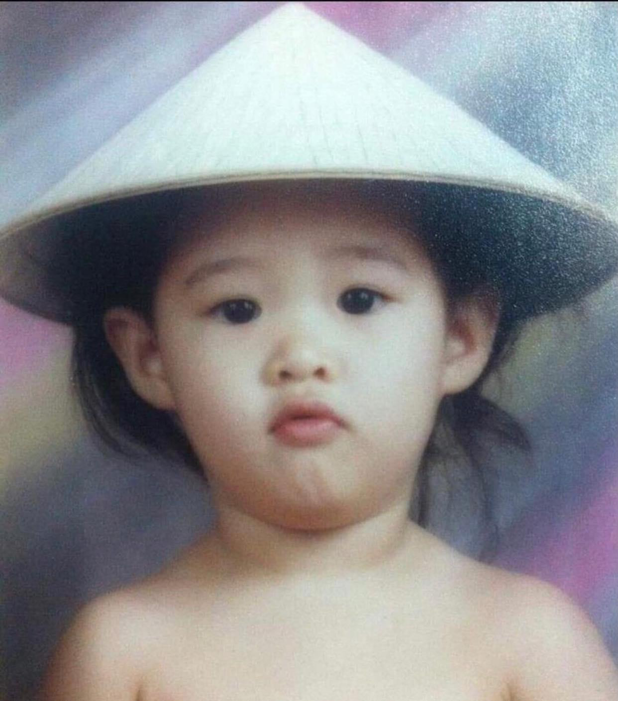 Hoa hậu Khánh Vân khoe bức ảnh khi mới 2 tuổi, dân mạng khen ngợi nhan sắc xinh đẹp từ khi còn bé.