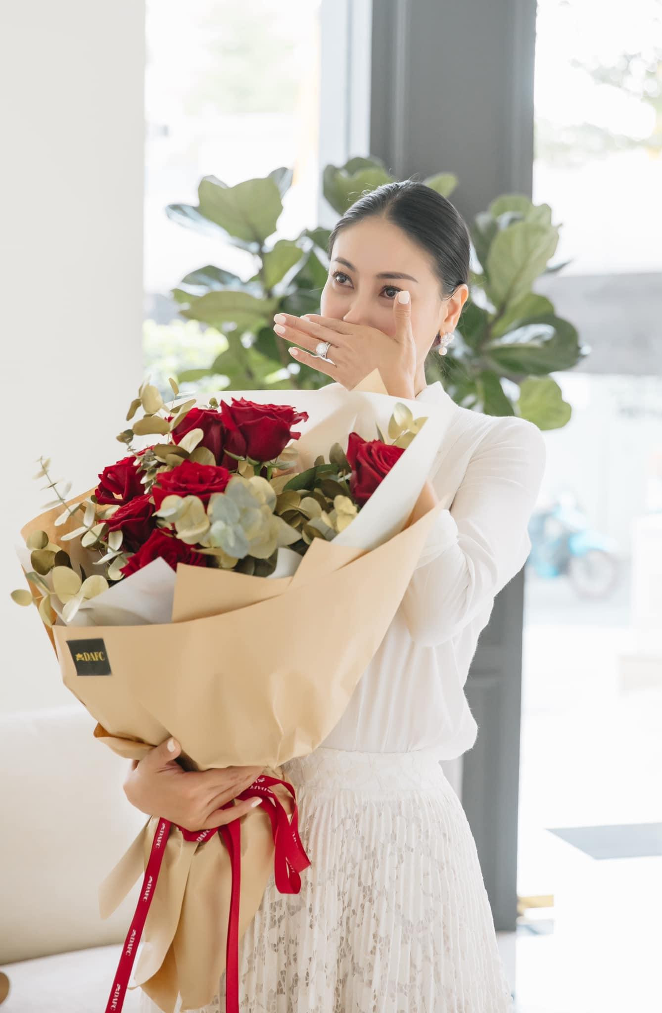 Hoa hậu Hà Kiều Anh xúc động bật khóc vì được các nhân viên bí mật tổ chức tiệc sinh nhật.