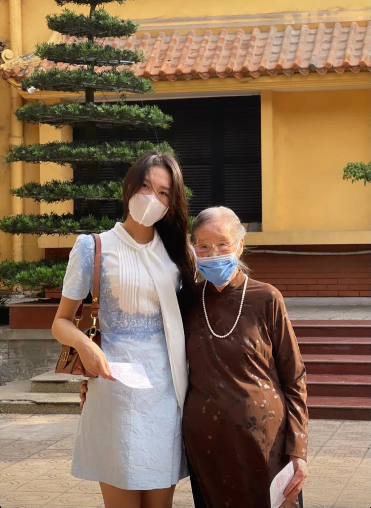 Cô đi bầu cử cùng với bà của mình, năm nay đã 96 tuổi.