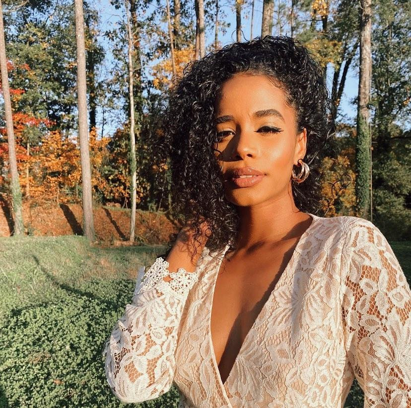 Miss World 2019 sở hữu gương mặt được coi là thiện cảm, ưa nhìn chứ không quá xinh đẹp mĩ miều. Bên cạnh đó, gu thời trang của cô cũng được cho là hơi nhạt nhoà, đơn điệu, thậm chí có phần hơi quê mùa so với những người tiền nhiệm.