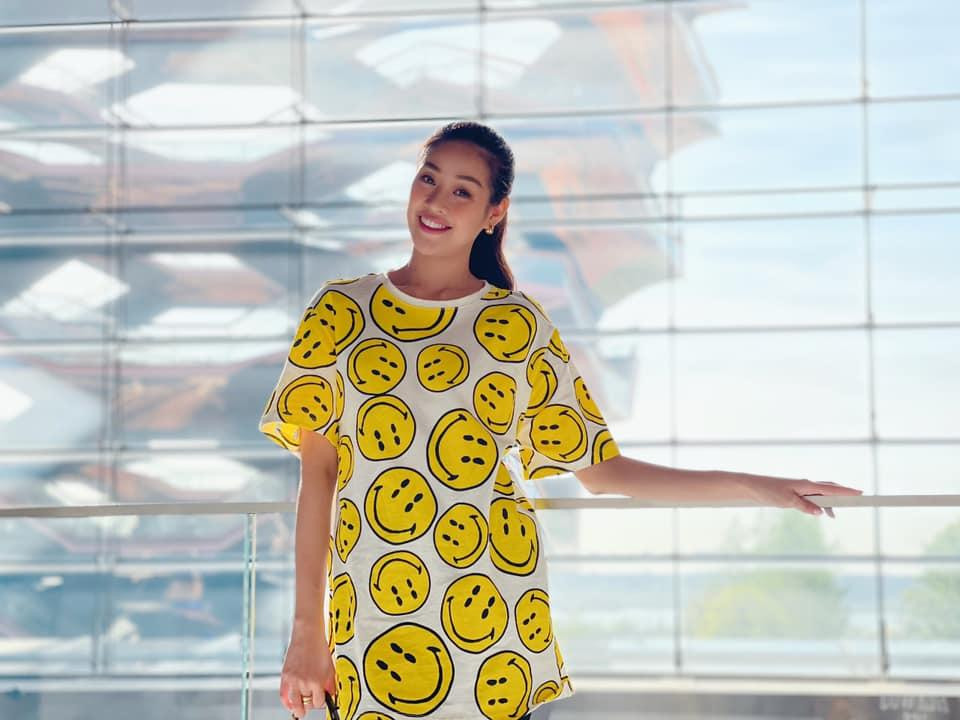 Hoa hậu Khánh Vân diện áo phông hoạ tiết lạ mắt khi dạo chơi ở New York.