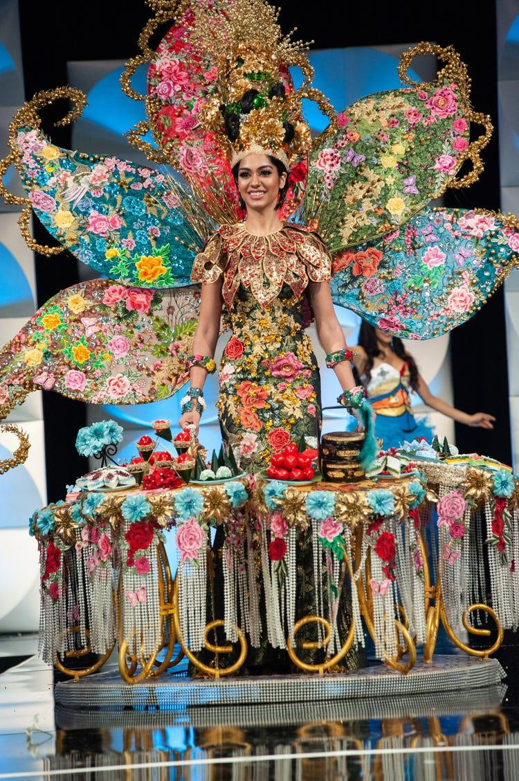 Hoa hậu Malaysia Shweta Sekhon tại cuộc thi Miss Universe 2019 đã gây choáng ngợp với bộ trang phục hoành tráng mô phỏng một mâm cỗ truyền thống của dân tộc. Bộ trang phục này còn gây chú ý vì trên sóng trực tiếp của đêm chung kết Miss Universe 2020, Hoa hậu Malaysia được gọi lên sân khấu trong phần công bố kết quả trang phục dân tộc khiến khán giả tưởng rằng cô là người chiến thắng. Tuy nhiên, sau đó BTC lại công bố người thắng giải này thuộc về Hoa hậu Philippines.