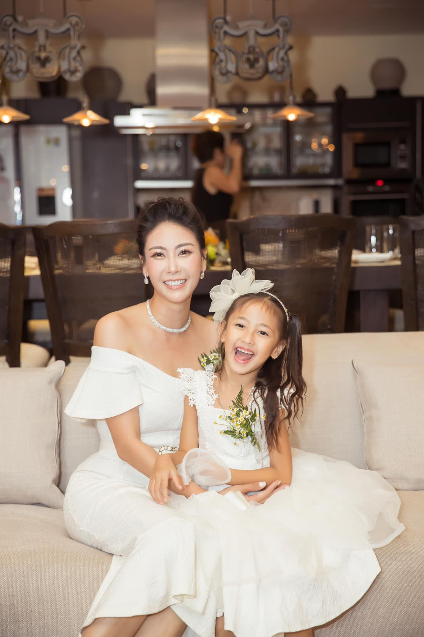 Hoa hậu Hà Kiều Anh và con trái cùng mặc sắc trắng tinh khiết, sang trọng khi dự tiệc.