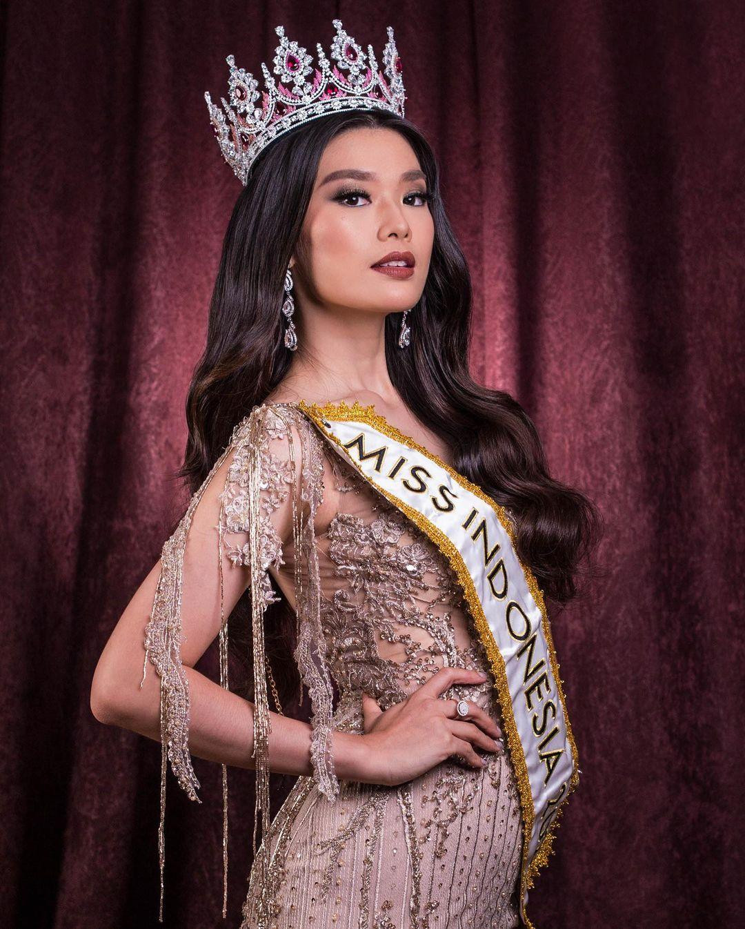 1. Hoa hậu Indonesia Pricilia Carla Yules: Người đẹp Đông Nam Á này được đánh giá rất cao tại cuộc thi Miss World 2021 sắp được tổ chức. Pricilia Carla Yules sinh năm 1996, từng tốt nghiệp chuyên ngành Khách sạn tại Melbourne, Australia. Cô được đánh giá cao ở khả năng thuyết trình tiếng Anh.