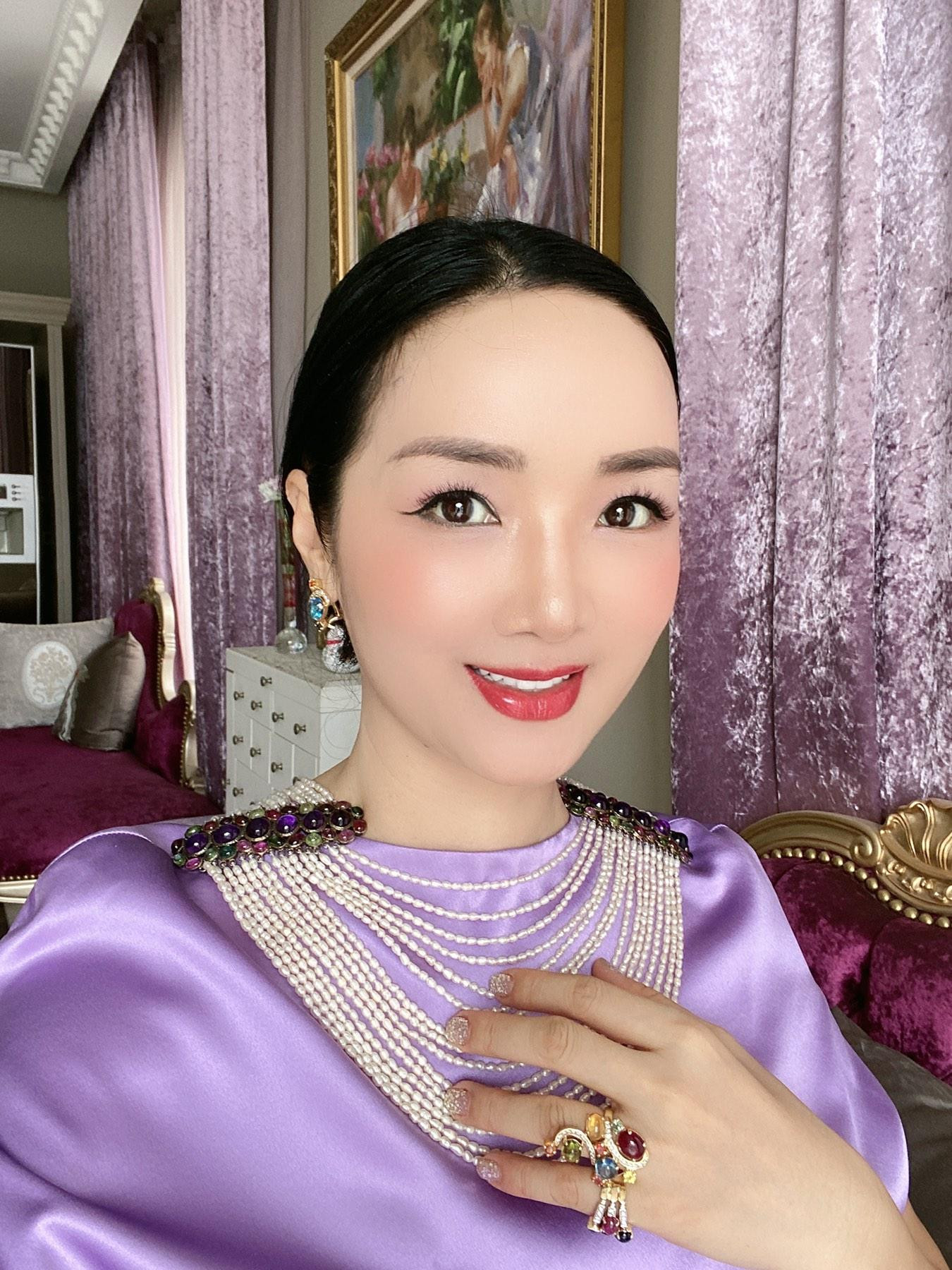 Hoa hậu Giáng My đẹp sang trọng và kiêu sa với loạt phụ kiện óng ánh.