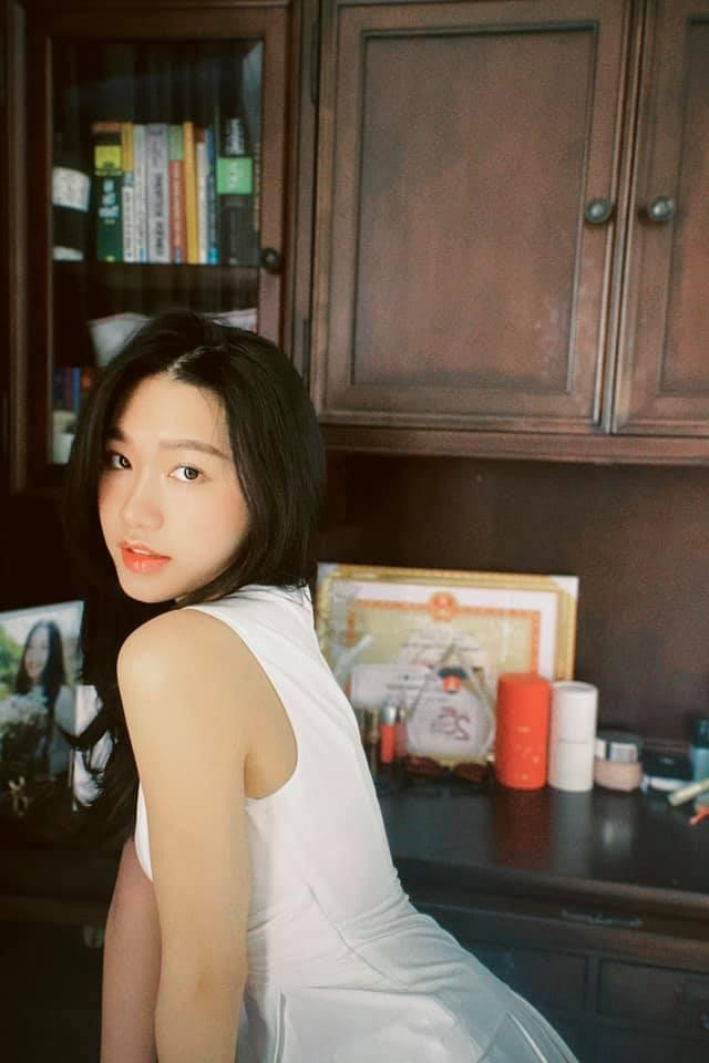 Người đẹp tài năng Doãn Hải My khoe nhan sắc ngày càng xinh đẹp và quyến rũ.
