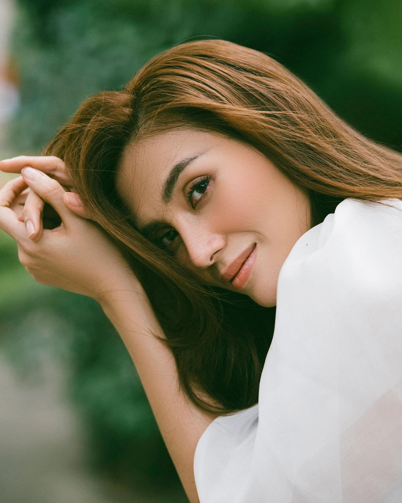 Á hậu Hoàn vũ Việt Nam 2008 xinh đẹp dịu dàng khi diện sắc trắng nền nã.