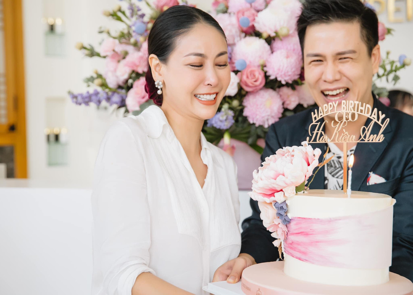 Hoa hậu Việt Nam 1992 rạng rỡ khi được nhận bánh kem trong ngày sinh nhật.