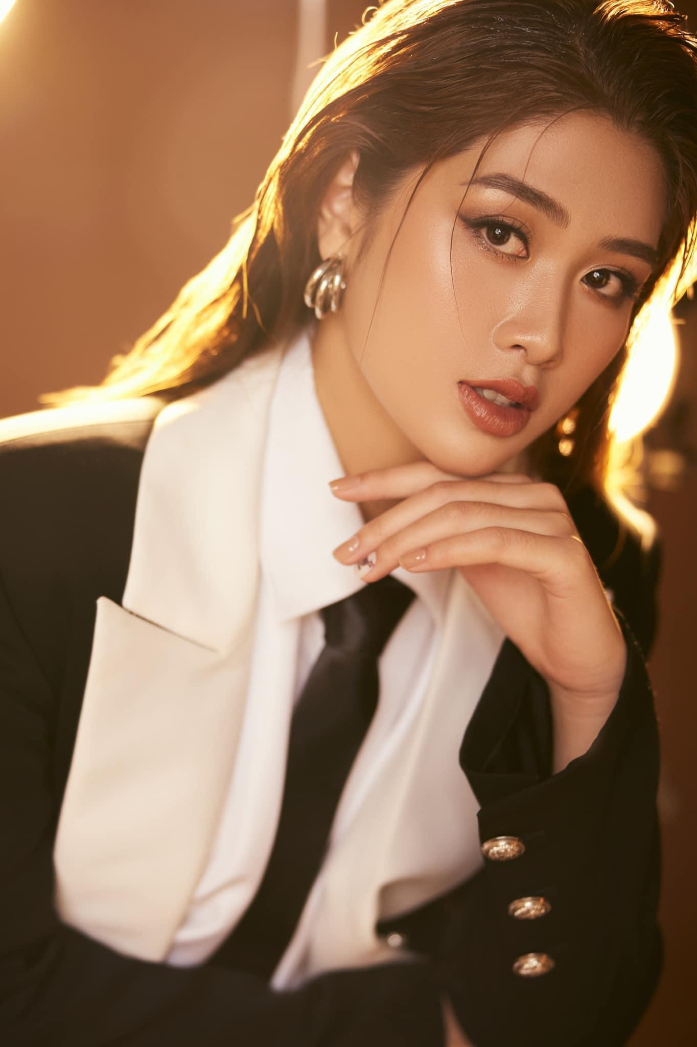 Vân Ly cũng chia sẻ cô chưa vội tham gia các hoạt động nghệ thuật để tập trung hoàn thành việc học và công việc tiếp viên hàng không.