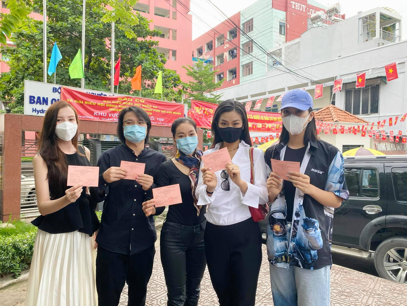 Sáng nay, hoà mình vào không khí náo nức toàn dân đi bầu cử, dàn Hoa hậu - Á hậu cũng đã thực hiện đầy đủ nghĩa vụ công dân của mình khi cùng tới các điểm bầu cử để bỏ phiếu. Hoa hậu Tiểu Vy, Á hậu Diễm Trang, người đẹp Huỳnh Thuý Vi háo hức cầm trên tay lá phiếu bầu cử.