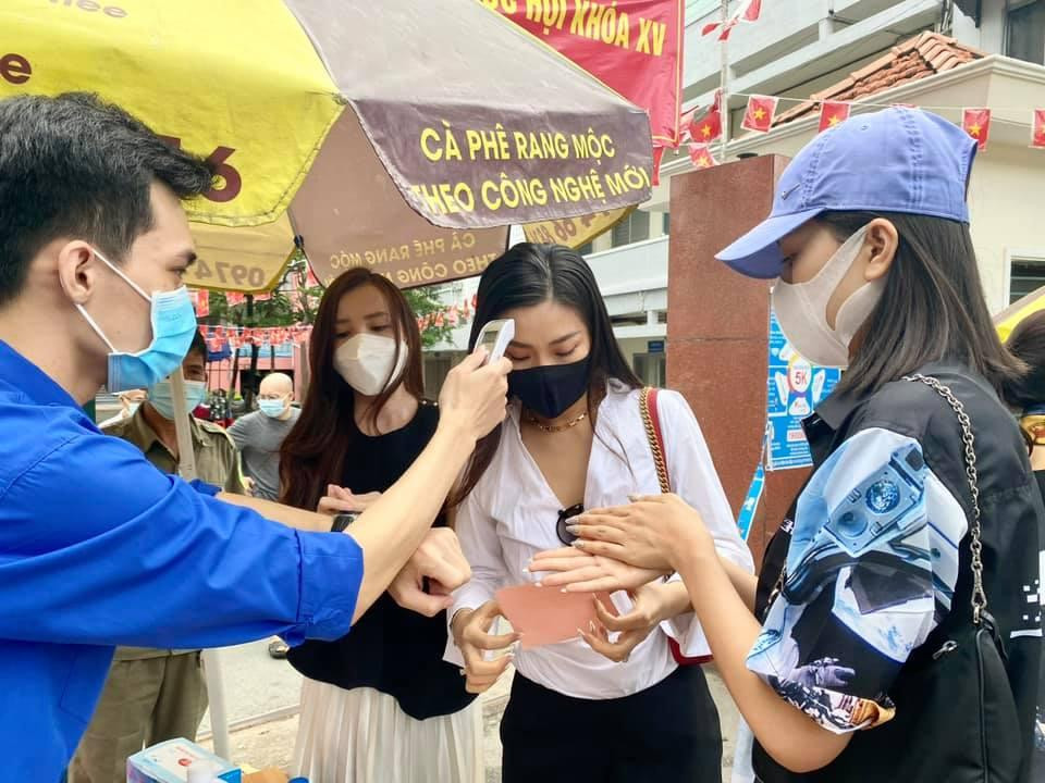 Các người đẹp cũng đề cao tinh thần chống dịch trong ngày hội toàn dân đi bầu cử. Dàn Hoa, Á hậu đeo khẩu trang và thực hiện đo nhiệt độ, sát khuẩn tay trước khi vào bỏ phiếu.