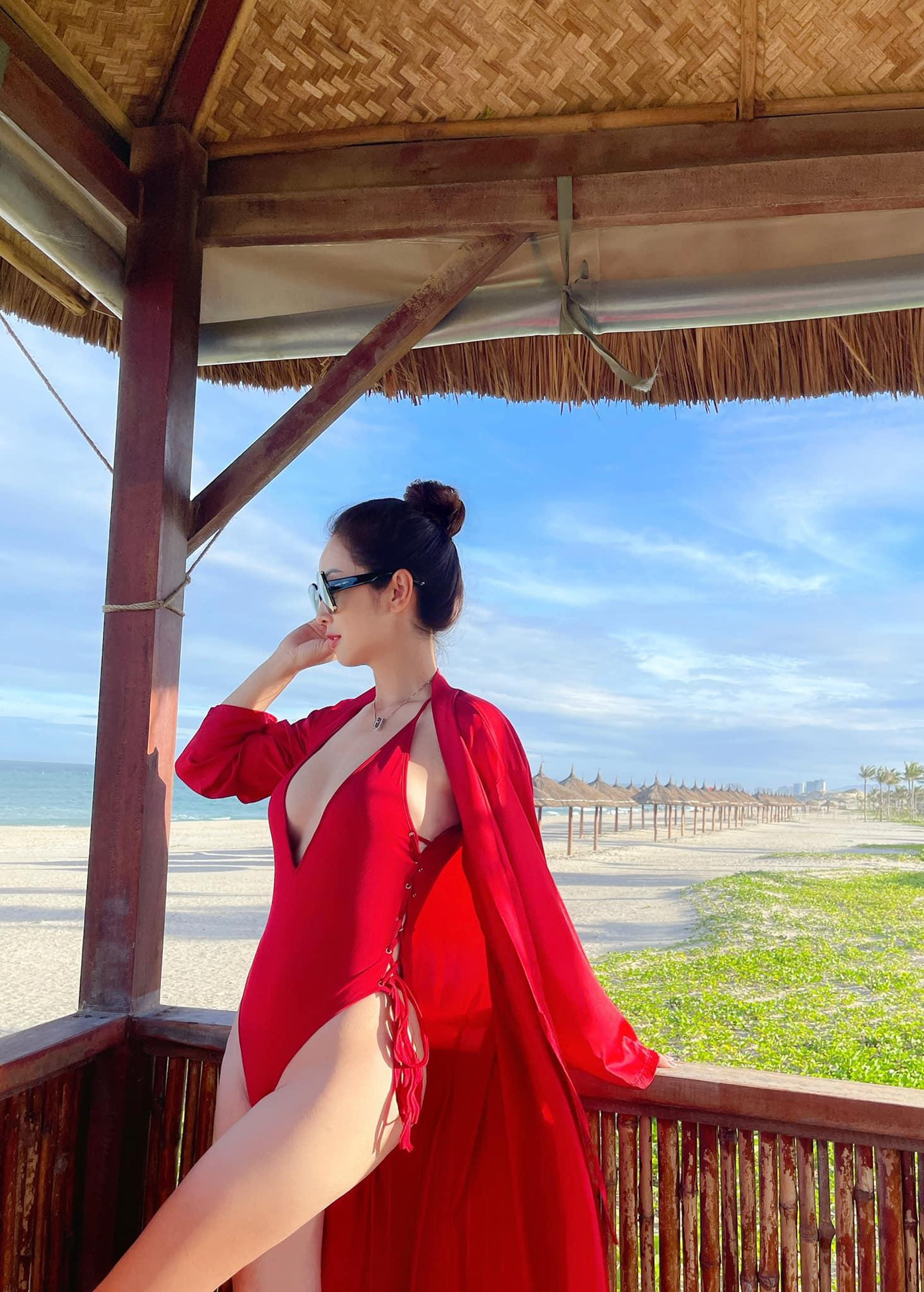 Hoa hậu Jennifer Phạm diện áo tắm tông màu đỏ rực rỡ, khoe đường cong cực kỳ nóng bỏng. Mặc dù đã trải qua nhiều lần sinh nở nhưng Hoa hậu châu Á tại Mỹ vẫn khiến các fans trầm trồ với body thon thả vô cùng quyến rũ của mình.