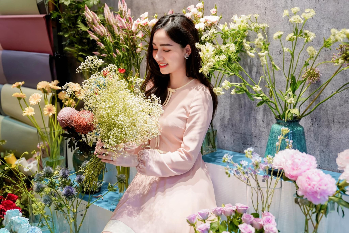 Á hậu Trà My cũng không 'thua chị kém em' khi khoe vẻ đẹp ngọt ngào, trẻ trung dù đã trải qua một lần sinh nở. Á hậu Trà My cũng không 'thua chị kém em' khi khoe vẻ đẹp ngọt ngào, trẻ trung dù đã trải qua một lần sinh nở.