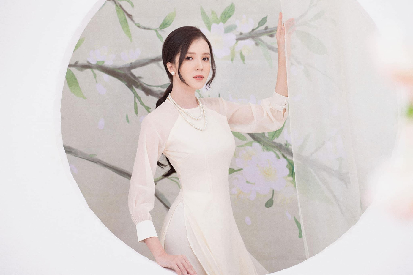 Hoa khôi Cần Thơ Thuý Vi đẹp mơ màng tựa &apos;nàng thơ&apos; với áo dài trắng.