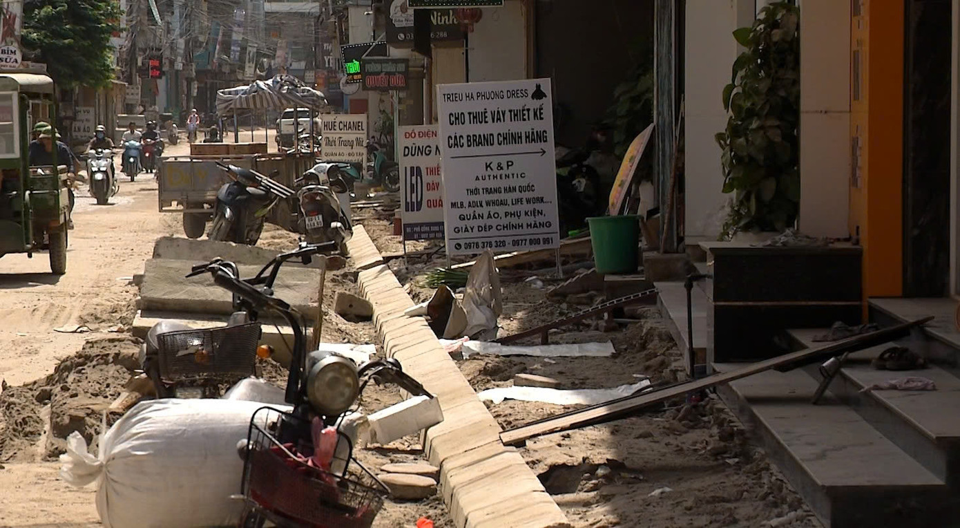 Lòng đường bị thu hẹp, vật liệu xây dựng ngổn ngang trên đường tỉnh 304