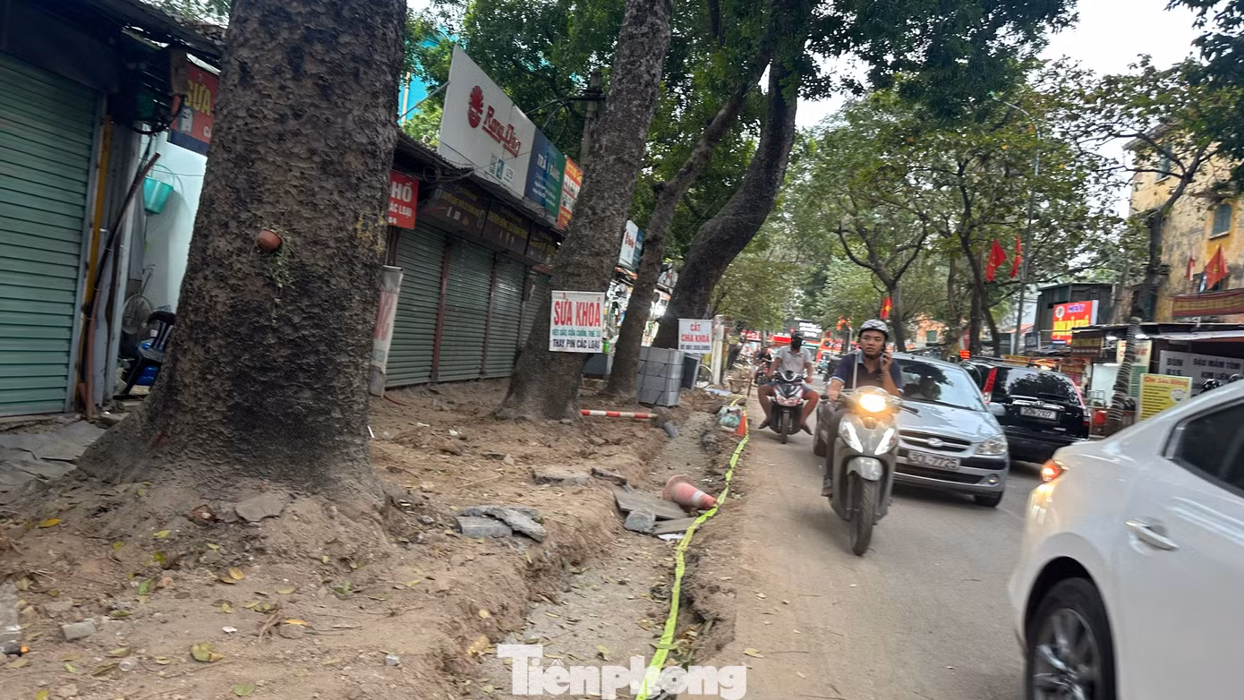 Phố Lương Định Của (quận Đống Đa) cũng đang bị cày xới gây ô nhiễm nghiêm trọng