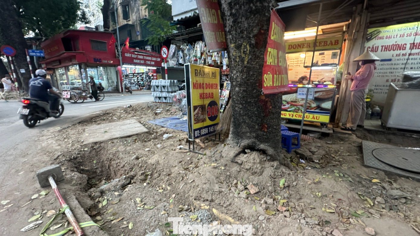 PV Tiền Phong đã thông tin về hoạt động thi công ẩu gây nguy hiểm cho người đi bộ tại vỉa hè một số tuyến đường tới lãnh đạo Sở Xây dựng Hà Nội. PV Tiền Phong đã thông tin về hoạt động thi công ẩu gây nguy hiểm cho người đi bộ tại vỉa hè một số tuyến đường tới lãnh đạo Sở Xây dựng Hà Nội.